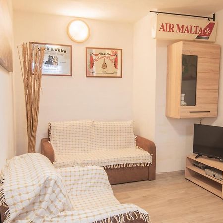 Central Villa Flatlet With Pool - Free Parking And Wifi Lija 외부 사진